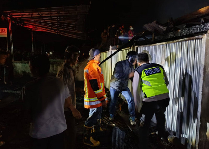 Tiga Rumah Ludes, Kebakaran Hebat Gegerkan Mekakau Ilir, Bupati Turut Berduka