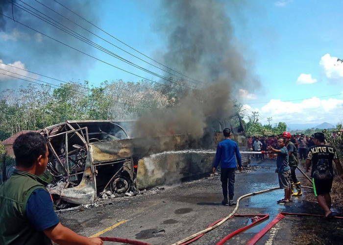 Bus ALS Terbakar di Muratara, Diduga Tabrakan dengan Truk Tangki BBM, Netizen Khawatirkan Penumpang 