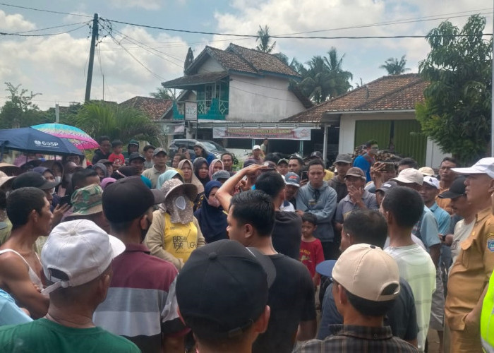Warga Protes Pembangunan Gedung Koperasi Merah Putih Karena Ancam Fasilitas Lapangan Bola 