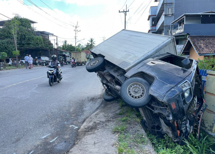 Jalan Menikung, Mobil Deterjen Lepas Kendali, Tabrak Motor 2 Orang Nyaris Tewas 