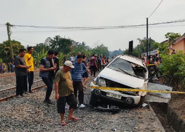 Mobil Panther Tertemper KA, Empat Orang Tewas di Prabumulih