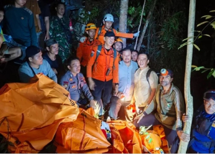 Helikopter Jatuh di Kalbar, 8 Korban Dipastikan Tewas, 3 Masih Terjepit