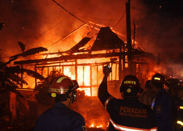 11 Rumah di Jalan Abi Kusno Cokrosuyoso, Kertapati Terbakar