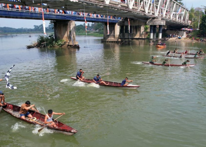 Adu Cepat Perahu Tradisonal Meriahkan Sungai Komering, Ibu-ibu Tak Mau Ketinggalan
