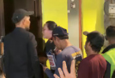 Viral! Rumah Oknum Polisi di Pejagalan Digerebek Warga, Istri Acungkan Sajam