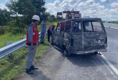 Kijang Terguling dan Terbakar di KM 255+600 Jalur A arah Palembang Tol Terpeka 3 Korban Hampir Terbakar