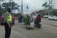Ibu Kota Kabupaten Kaya Batubara Jalannya Berlubang, Warga Inisiatif Tanam Pohon Pisang 