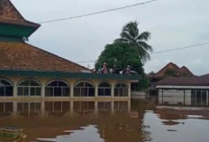 Masya Allah! Banjir, Warga Sholat Jumat di Atap Mesjid, 40 Jiwa Mengungsi ke Asrama Haji