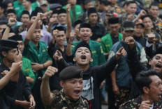 KPK Resmi Tangkap Eks Menag Yaqut Cholil Qoumas, Anggota Banser Gelar Aksi di Depan Gedung Merah Putih! 