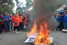 Tak Manusiawi! UMP Sumsel Naik 2 Ribu per Hari, Pendemo Bakar Keranda Matinya Keadilan Buruh