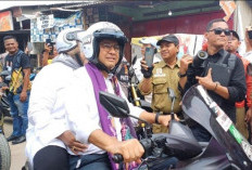 Kampanye Dihari Pertama, Anies Naik Motor Menyapa Warga 
