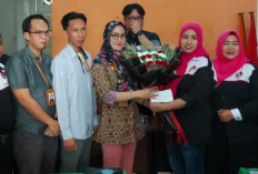 Bawa Buket Bunga, Relawan Amin Dukung KPU-Bawaslu Bekerja Sesuai Aturan