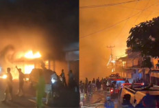 Pasar Sungai Duri Bengkayang Terbakar Hebat, Lebih dari 30 Ruko Terdampak dan Jalan Nasional Ditutup 