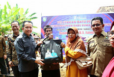 Pj Gubernur Sumsel Agus Fatoni Berikan Bantuan Sembako di Kota Prabumulih