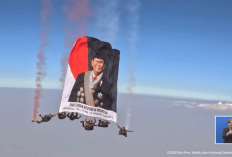 Atraksi Spektakuler Kopassus: Bendera Foto Prabowo Subianto Berkibar Bersama Merah Putih di HUT ke-81 RI  
