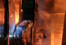 Tragedi Dini Hari! Rumah 2 Lantai di Kebayoran Baru Ludes Terbakar
