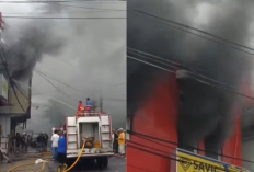 Warga Manado Geger! Toko Bangunan Terbakar, Asap Tebal Selimuti Langit Kota