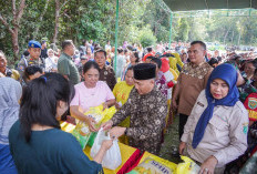 Bupati Datang , Ratusan Emak-emak Berduyun Duyun Beli Beras Murah, Bukan Gratis Loh
