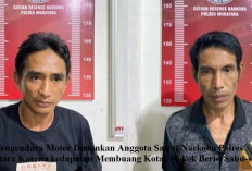 Lihat Ada Polisi, Pengemudi Motor Buang Kotak Rokok ke Semak-semak, Eh Teryata Isinya Barang Terlarang