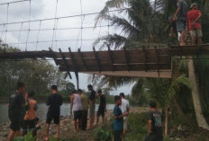 Papan Lantai Jembatan Gantung Jebol, Sepeda Motor dan  Dua Penunggangnya Jatuh ke Sungai
