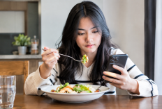 Sering Makan Sambil Main HP? Kebiasaan Ini Bisa Membuat Seseorang Kurang Sadar dengan Porsi