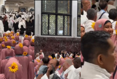 Unik, Jamaah Umroh Indonesia Kenakan Jilbab dan Bros Bunga Matahari, Netizen: Insya Allah Pulang Panen Kuaci