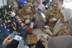 Soal ‘Mainkan Jari’, Ibu-ibu Memang Jagonya, Borong Sembako di Pasar Murah Digital 