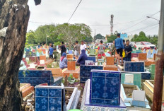 Jelang Ramadan, Peziarah Padati TPU Ziarah Kubur, Khusuk Berdoa untuk Orang Tua dan Keluarga! 