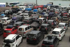 Cuaca Buruk, Kapal Tak Bisa Berlayar, Penumpang Tertahan 8 Jam, Kendaraan Menumpuk Pelabuhan Merak - Bakauheni