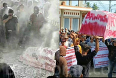 Heboh! Ratusan Massa Bakar Keranda Mayat di Depan Bawaslu, Tuntut Keadilan PSU Bengkulu Selatan