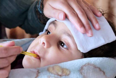 Bunda,Anak yang Panas Mendadak Wajib Baca! Kompres Demam, Pilih Air Hangat atau Air Dingin?