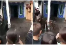 Aneh! Air Meluap Bak ‘Banjir Badang’ Dari Rumah Warga, Kok Bisa Begitu?
