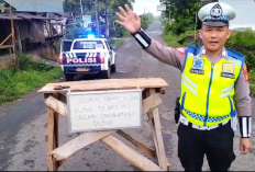 Jembatan Besi Penghubung Dua Kabupaten Rusak, Truk Terperosok Sebabkan Kemacetan