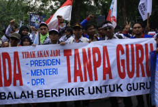 Ribuan Tenaga Honorer Lakukan Unjuk Rasa Menuntut Penolakan Status Tenaga Honorer Menjadi Paruh Waktu