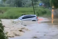 Viral! Detik-Detik Mobil di Bekasi Hanyut Terbawa Arus Usai Nekat Terobos Banjir, Begini Kronologinya