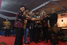 Pagelaran Wayang Kulit, Menjaga Warisan Budaya Perayaan HUT TNI ke-78