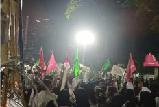 Meski Diguyur Hujan Para Pendukung Tetap Bertahan Sampai Pengundian dan Penetapan Nomor Urut 