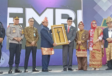 Hari Guru Nasional, Bupati PALI Malah Dihadiahi Keris, Apa Maksudnya ya?