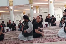 Detik-detik Bobon Santoso Mengucapkan Syahadat, Resmi Menjadi Mualaf Didampingi Ustaz Derry Sulaiman
