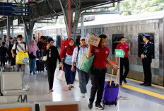 Penumpang Kereta Api Membludak saat Libur Iduladha, Okupansi Capai 102 Persen, Kok Bisa? Simak Penjelasan KAI!