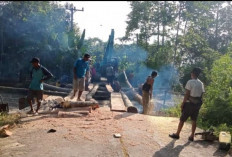 Sempat Terisolir, Warga Bangun Jembatan Darurat, Berjibaku Tumpuki Batang Pohon. Ini Perjuangannya… 