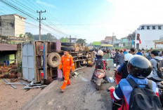 Truk Sawit Bertabrakan dengan Evalia Diduga Angkut BBM Ilegal di Sungai Lilin, Sopir Sempat Terjepit