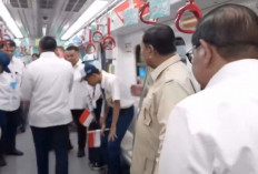 Netizen Geram! Video Seskab Teddy 'Ngusir' Orang di Gerbong LRT Saat Presiden Coba Rute Manggarai
