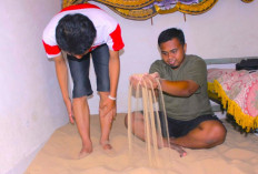 Gokil! Tidur Diatas Pasir, Jadi Kebiasaan Unik dan Tradisi Warga Lokal di Kabupaten Ini! 