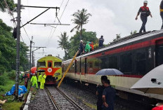 KA Bandara Soekarno-Hatta Anjlok di Poris Akibat Tabrakan Truk, Operasional Dihentikan Sementara