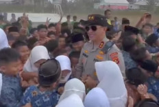 HEBOH! Anak-Anak Kerumuni Kapolda Turun Dari Helikopter, Berlarian Gandeng Tangan Hingga Foto Bersama 