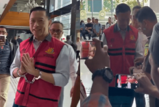 Tom Lembong Tiba di Pengadilan dengan Borgol, Netizen Heboh: Hakimnya Saja Tersandung Suap?