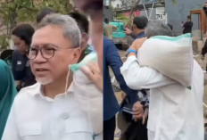 Viral Zulhas Panggul Beras di Lokasi Bencana Banjir Sumbar, PAN Bantah Pencitraan: Mudah Tersentuh Hatinya