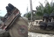 Truk Tronton Bermuatan Semen Terguling di Tebo, Pengendara Motor Tewas Tragis