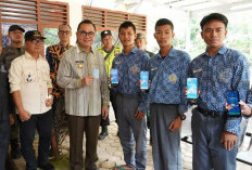 Jelang Pemilu Ada Bagi-bagi KTP Kepada Pemilih Pemula di Kabupaten Ini